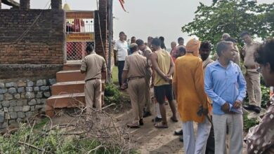 खून से लथपथ पुजारी