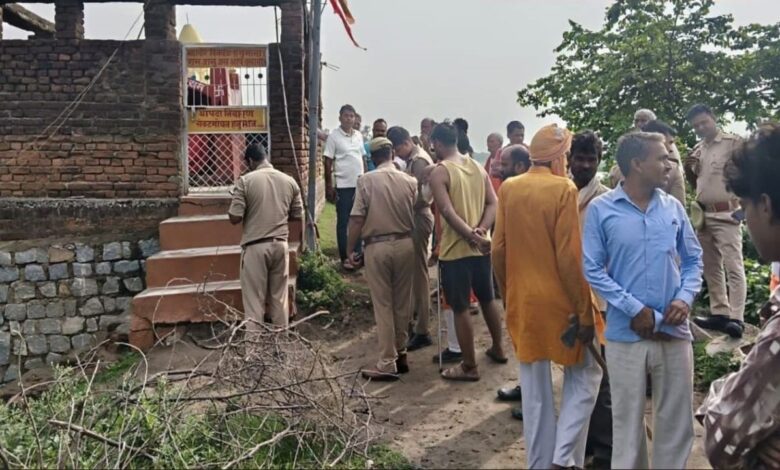 खून से लथपथ पुजारी