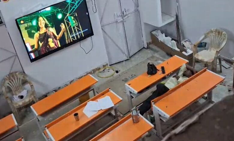 शराबी प्रधानाध्यापक और अश्लील गाने