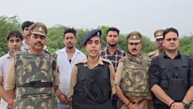 पुलिस की जवाबी कार्रवाई