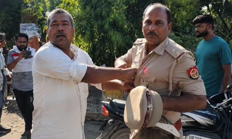 दरोगा को जड़े थप्पड़