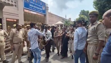 पुलिस ने संभाला मोर्चा