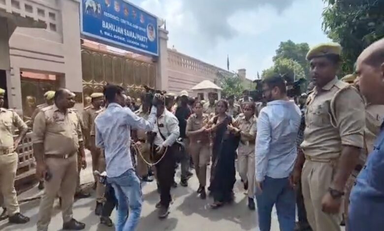पुलिस ने संभाला मोर्चा