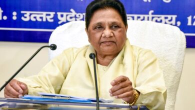 एक लाख नौकरियों के ऐलान पर मायावती का वार, 30 हजार बंद स्कूल खोलने को कहा