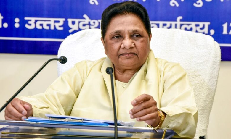 एक लाख नौकरियों के ऐलान पर मायावती का वार, 30 हजार बंद स्कूल खोलने को कहा