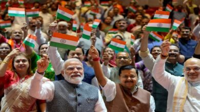 PM मोदी समेत नेताओं ने तिरंगा लहराया