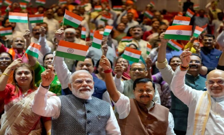 PM मोदी समेत नेताओं ने तिरंगा लहराया