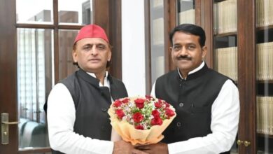 पूर्व राज्यमंत्री हेमराज वर्मा और BJP नेता डॉ. रत्नेश गंगवार