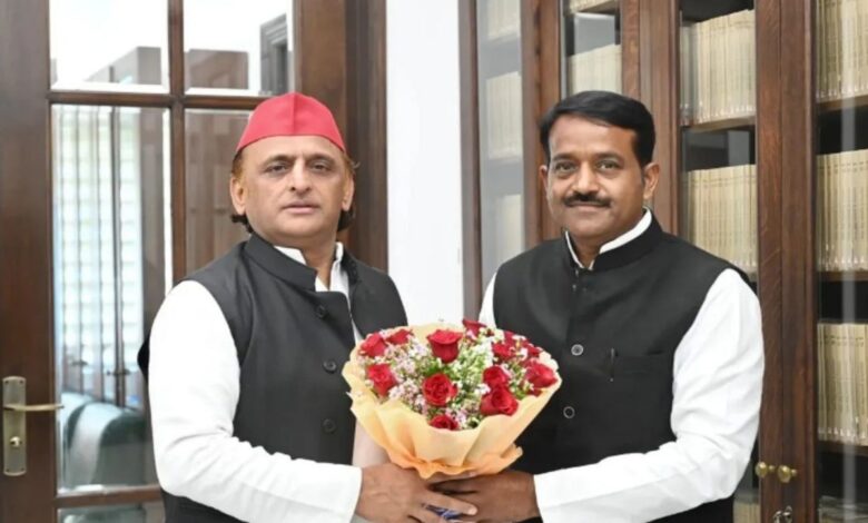 पूर्व राज्यमंत्री हेमराज वर्मा और BJP नेता डॉ. रत्नेश गंगवार
