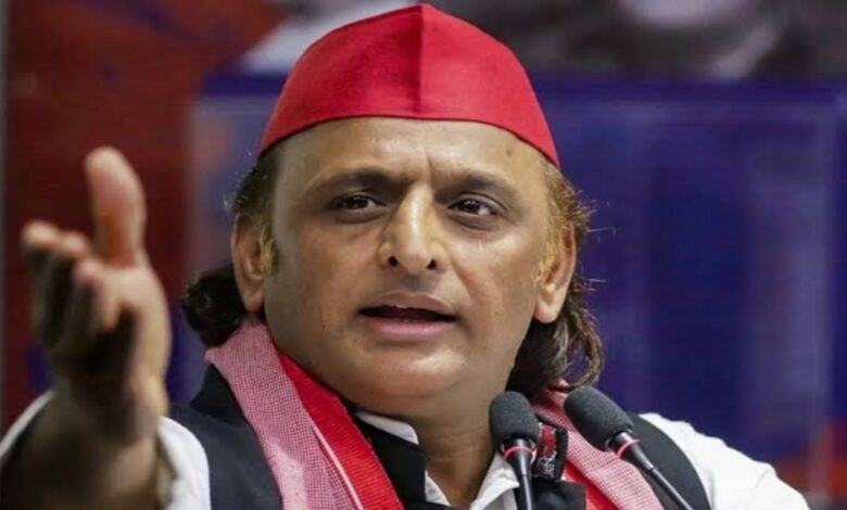 परिवार ने सपा को संभाला