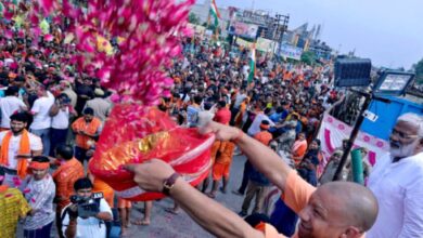 CM योगी ने कांवड़ियों पर पुष्प वर्षा की