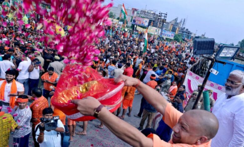 CM योगी ने कांवड़ियों पर पुष्प वर्षा की