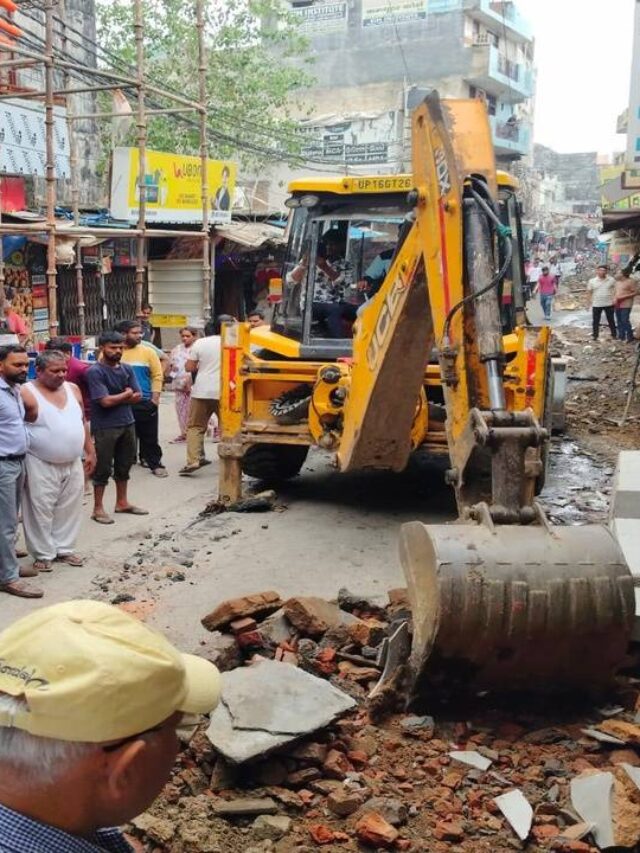नोएडा के बरौला में अतिक्रमण पर चला बुलडोजर