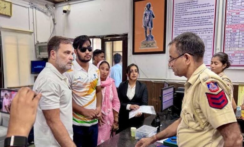 पीड़ित छात्र संग पहुंचे राहुल