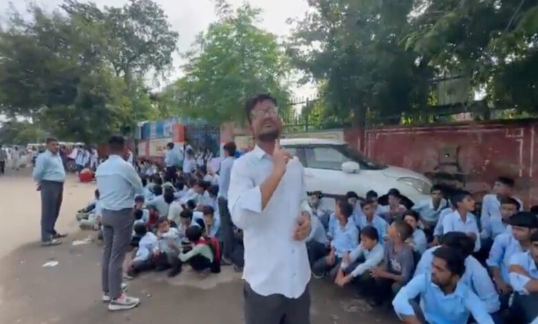 प्रदर्शन के बाद तत्कालीन प्रिंसिपल निलंबित