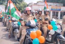 तिरंगे संग निकली महिला पुलिस