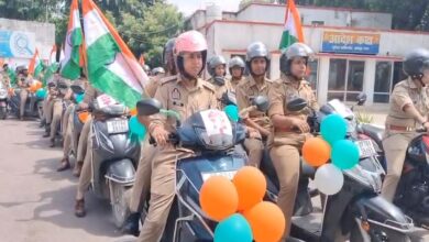 तिरंगे संग निकली महिला पुलिस