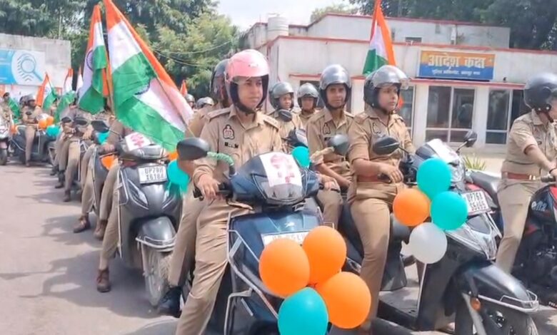 तिरंगे संग निकली महिला पुलिस