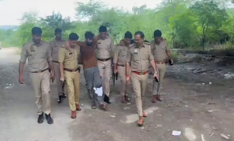 जवाबी फायरिंग में दो घायल