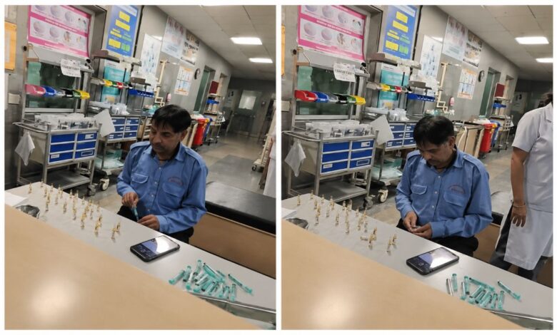 नोएडा जिला अस्पताल का वीडियो वायरल हुआ, जिसमें गार्ड इंजेक्शन में दवा भरता दिखा। पास डॉक्टर-पैरामेडिकल स्टाफ मौजूद रहे। वीडियो ने मरीजों की सुरक्षा और अस्पताल व्यवस्था पर गंभीर सवाल खड़े किए।