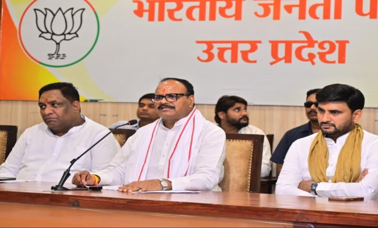 राहुल पर दोहरे रवैये का आरोप