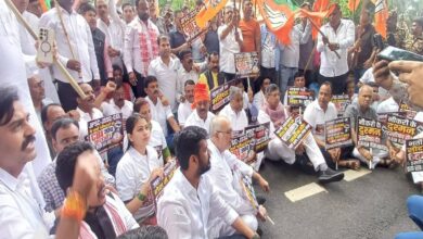 बैरिकेडिंग तोड़ विधानसभा की ओर बढ़े प्रदर्शनकारी