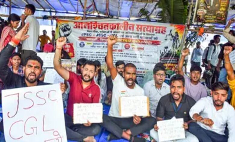 मांगों पर अड़े छात्र
