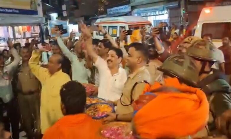 फूलों से भव्य स्वागत