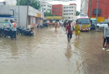 जलभराव पर नाव से विरोध