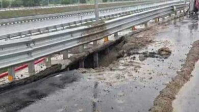 10 मीटर तक धंसी सड़क