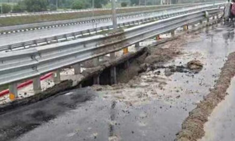 10 मीटर तक धंसी सड़क