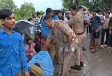 बच्चों ने हाईवे घेरा