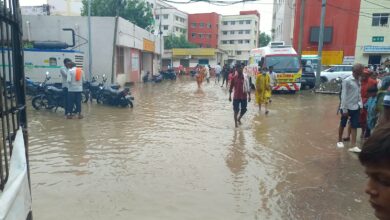 जलभराव पर नाव से विरोध
