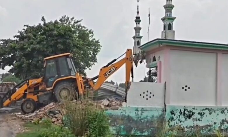 नोटिस के बाद चला बुलडोजर