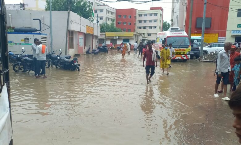 जलभराव पर नाव से विरोध