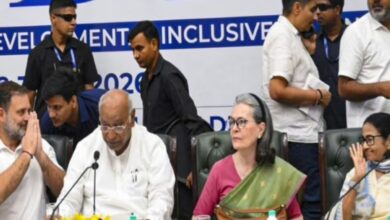 बैठक से AAP और DMK की दूरी