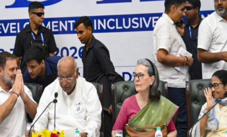 बैठक से AAP और DMK की दूरी