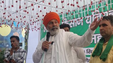 तीनों अथॉरिटी पर प्रदर्शन