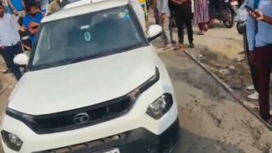 करीब एक घंटे तक फंसी रही कार