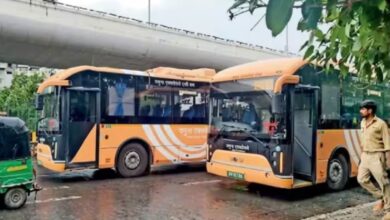 यात्रियों ने हाथ दिया बस नहीं रुकी