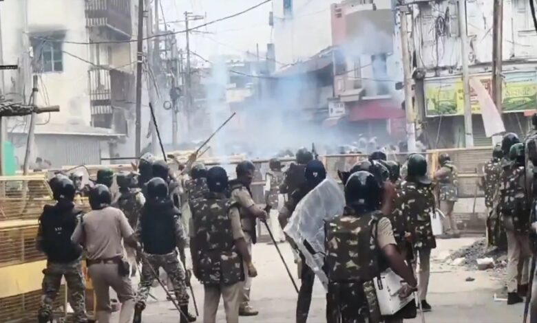 पथराव के बाद पुलिस ने संभाला मोर्चा