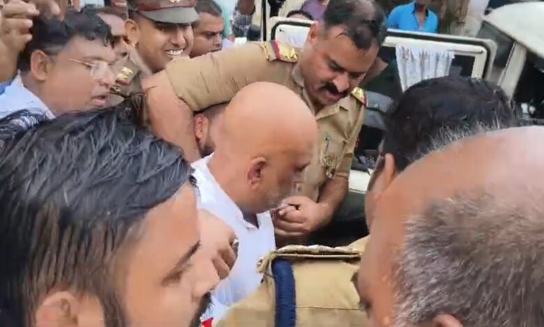 कांग्रेस और सरकार के बीच राजनीतिक खींचतान