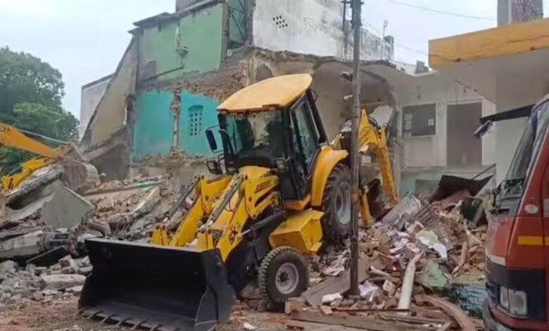 तड़के शुरू हुआ ध्वस्तीकरण