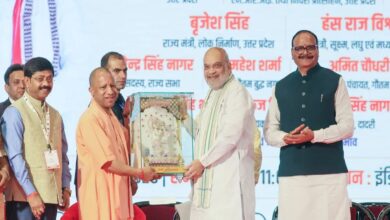 साथ दिखे शाह और योगी