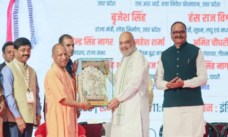 साथ दिखे शाह और योगी