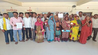 खुले में रात काटने को मजबूर