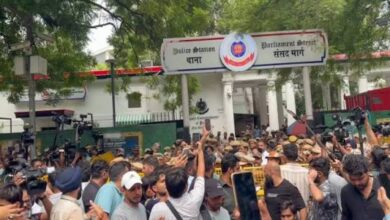 प्रदर्शनकारियों ने उठाए सवाल