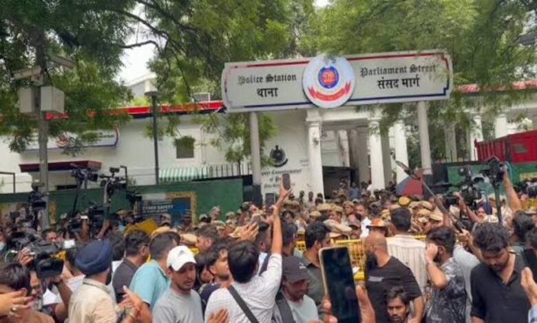 प्रदर्शनकारियों ने उठाए सवाल