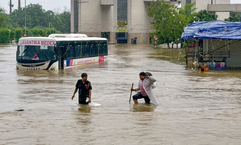 कई राज्यों में बाढ़ और बारिश से हालात बिगड़े