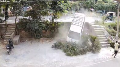 सड़क से नीचे गिरी